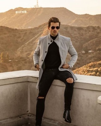 С чем носить серое пальто в 30 лет мужчине в стиле кэжуал: Такое простое и комфортное сочетание вещей, как серое пальто и черные рваные джинсы, полюбится джентльменам, которые любят проводить дни в постоянном движении. И почему бы не добавить в повседневный образ чуточку стильной строгости с помощью черных кожаных ботинок челси?