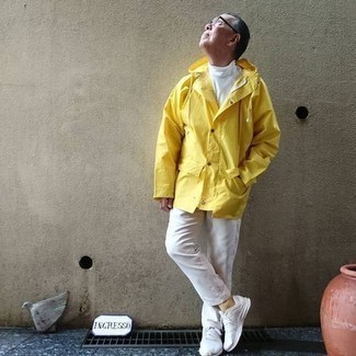 С чем носить желтое пальто мужчине в теплую погоду в стиле кэжуал: Желтое пальто и белые джинсы украсят гардероб любого мужчины. Разбавить образ и добавить в него толику классики позволят белые кроссовки.
