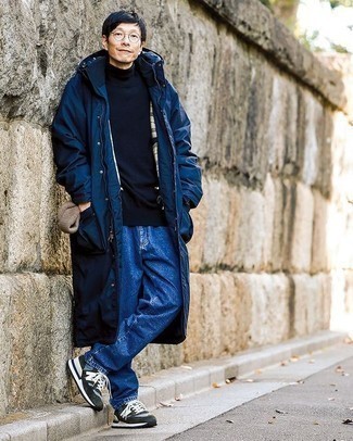 С чем носить темно-синий дождевик в 30 лет мужчине: Тандем темно-синего дождевика и темно-синих джинсов поможет воплотить в твоем луке городской стиль современного парня. Создать выразительный контраст с остальными элементами этого ансамбля помогут темно-зеленые кроссовки.