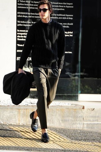 С чем носить черные кожаные лоферы мужчине в стиле смарт-кэжуал: Черный дождевик в паре с оливковыми брюками чинос — отличный вариант для создания мужского лука в стиле смарт-кэжуал. Почему бы не привнести в повседневный образ немного стильной строгости с помощью черных кожаных лоферов?
