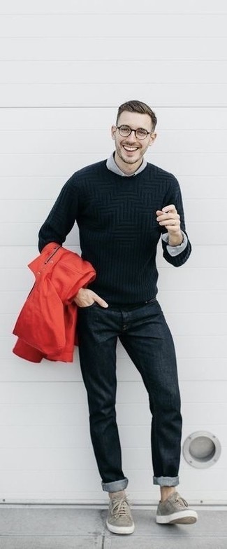 С чем носить красный дождевик мужчине в стиле смарт-кэжуал: Сочетание красного дождевика и черных джинсов поможет выглядеть аккуратно, но при этом выразить твою индивидуальность. Вместе с этим ансамблем органично выглядят серые замшевые низкие кеды.