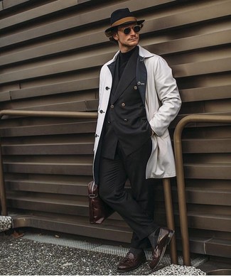 Какие классические брюки носить с черно-белым пиджаком в 30 лет мужчине осень: Для создания изысканного мужского вечернего образа чудесно подойдет черно-белый пиджак и классические брюки. Вместе с этим луком гармонично выглядят темно-коричневые кожаные лоферы с кисточками. Классный осенний лук, подобный этому — один из самых простых способов поднять себе настроение и зарядиться энергией.