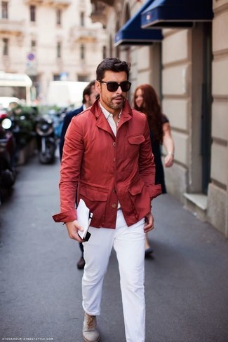 С чем носить красный дождевик мужчине в стиле смарт-кэжуал: Сочетание красного дождевика и белых брюк чинос поможет выглядеть модно, но при этом выразить твою индивидуальность. Вкупе с этим луком прекрасно выглядят серые замшевые ботинки дезерты.