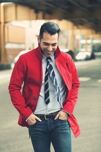 С чем носить темно-синий галстук в вертикальную полоску мужчине в теплую погоду в стиле кэжуал: Сочетание красного дождевика и темно-синего галстука в вертикальную полоску позволит подчеркнуть твой личный стиль и выигрышно выделиться из общей массы.