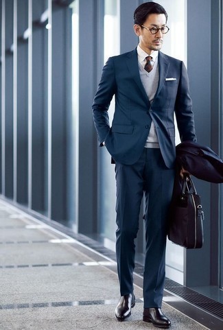 С чем носить коричневый галстук с принтом в 30 лет мужчине в прохладную погоду: Темно-синий дождевик и коричневый галстук с принтом — обязательные вещи в гардеробе стильного джентльмена. В этот лук не составит труда интегрировать черные кожаные ботинки челси.