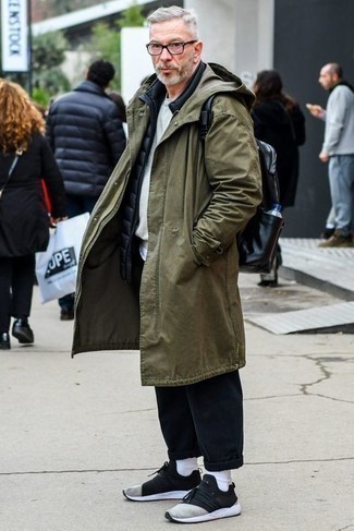 С чем носить оливковое пальто мужчине: Сочетание оливкового пальто и темно-синих брюк чинос поможет выглядеть по моде, но при этом выразить твою индивидуальность. В качестве обуви к такому ансамблю подойдут черно-белые кроссовки.