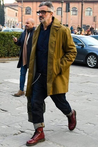 Какие куртки-рубашки носить с оливковым дождевиком за 50 лет мужчине: Оливковый дождевик и куртка-рубашка позволят составить интересный мужской лук для работы в офисе. В тандеме с этим образом наиболее уместно смотрятся темно-красные кожаные повседневные ботинки.