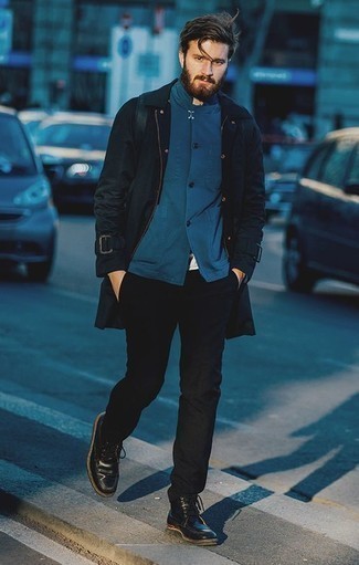Какие повседневные ботинки носить с темно-синей курткой-рубашкой мужчине осень: Темно-синяя куртка-рубашка в паре с черными брюками чинос поможет выразить твою индивидуальность. Отлично здесь будут выглядеть повседневные ботинки. Как нам кажется, это классное решение на осеннее время года.