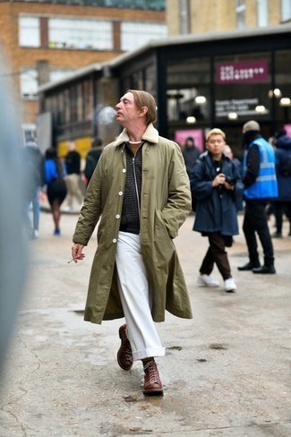 С чем носить оливковое пальто за 40 лет мужчине: Комбо из оливкового пальто и белых брюк чинос не прекращает нравиться стильным джентльменам. Почему бы не привнести в этот лук на каждый день немного стильной строгости с помощью коричневых кожаных повседневных ботинок?