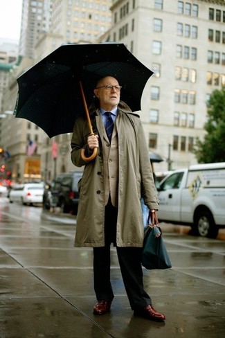 Как носить дождевик с лоферами за 60 лет мужчине: Сочетание дождевика и черных классических брюк уместно для воплощения делового образа. Не прочь сделать лук немного элегантнее? Тогда в качестве дополнения к этому ансамблю, выбирай лоферы.