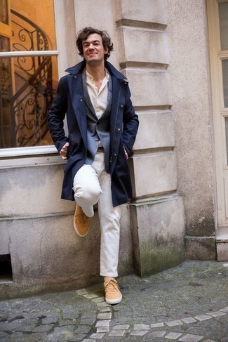 С чем носить табачные низкие кеды мужчине: Сочетание темно-синего дождевика и белых джинсов — великолепная идея для воплощения мужского лука в элегантно-деловом стиле. В тандеме с этим ансамблем наиболее удачно выглядят табачные низкие кеды.
