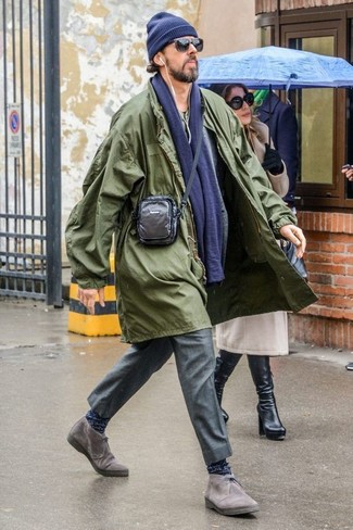 Как носить темно-серый шерстяной пиджак с темно-зеленым дождевиком мужчине: Если ты принадлежишь к той когорте молодых людей, которые одеваются модно, тебе придется по душе дуэт темно-зеленого дождевика и темно-серого шерстяного пиджака. В сочетании с этим луком наиболее гармонично будут выглядеть серые замшевые ботинки дезерты.
