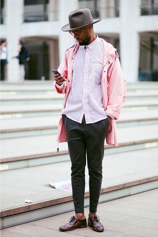 С чем носить ярко-розовый дождевик мужчине: Сочетание ярко-розового дождевика и черных брюк чинос — великолепная идея для воплощения мужского ансамбля в стиле элегантной повседневности. Любишь экспериментировать? Дополни образ темно-коричневыми кожаными оксфордами.