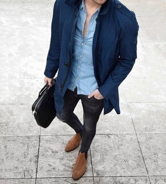 Как носить голубую рубашку с длинным рукавом с серыми брюками мужчине в теплую погоду: Сочетание голубой рубашки с длинным рукавом и серых брюк - очень практично, и поэтому идеально для создания привлекательного повседневного стиля. И почему бы не привнести в повседневный образ чуточку изысканности с помощью светло-коричневых замшевых ботинок челси?