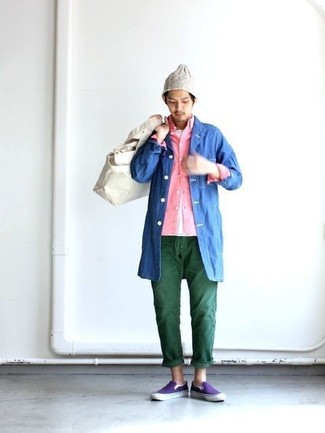С чем носить темно-синий дождевик в 30 лет мужчине в стиле кэжуал: Темно-синий дождевик и темно-зеленые джинсы — беспроигрышный выбор, если ты хочешь создать раскованный, но в то же время модный мужской образ. Фиолетовые слипоны из плотной ткани становятся прекрасным дополнением к твоему образу.