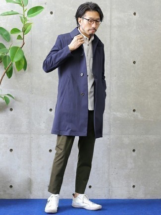 Модный лук: темно-синий дождевик, белая рубашка с коротким рукавом, оливковые брюки чинос, белые низкие кеды из плотной ткани