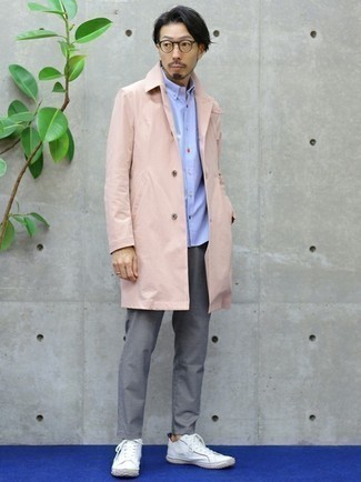 С чем носить розовый дождевик в 30 лет мужчине: Если ты любишь одеваться с иголочки, и при этом чувствовать себя комфортно и нескованно, попробуй это сочетание розового дождевика и серых брюк чинос. Пара белых низких кед из плотной ткани позволит сделать лук цельным.
