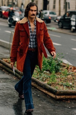 Модный лук: оранжевый дождевик, серая рубашка с коротким рукавом в шотландскую клетку, темно-синие брюки чинос, темно-коричневые кожаные лоферы