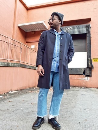 С чем носить серый дождевик мужчине: Удобное сочетание серого дождевика и голубых джинсов несомненно будет привлекать взоры прекрасного пола. Этот образ получает свежее прочтение в паре с черными кожаными массивными туфлями дерби.