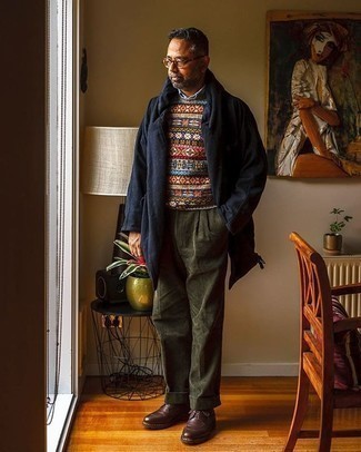 С чем носить разноцветный свитер за 50 лет мужчине в стиле смарт-кэжуал: Разноцветный свитер в паре с оливковыми вельветовыми классическими брюками позволит создать стильный и элегантный образ. И почему бы не привнести в повседневный образ чуточку стильной строгости с помощью темно-коричневых кожаных повседневных ботинок?