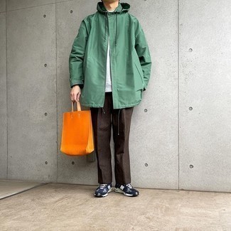 С чем носить оранжевую сумку мужчине: Для выходного дня в компании друзей прекрасно подойдет сочетание зеленого дождевика и оранжевой сумки. Темно-сине-белые кроссовки — прекрасный выбор, чтобы завершить лук.