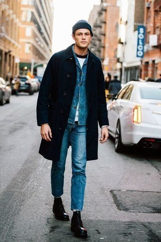 Как носить джинсовую рубашку с дождевиком в 20 лет мужчине в стиле кэжуал: Лук из дождевика и джинсовой рубашки поможет реализовать в твоем образе городской стиль современного мужчины. Черные кожаные повседневные ботинки добавят ансамблю изысканности.