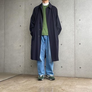 С чем носить дождевик мужчине в стиле смарт-кэжуал: Сочетание дождевика и голубых джинсов поможет подчеркнуть твою индивидуальность. Любители незаезженных вариантов могут дополнить образ темно-зелеными кроссовками.