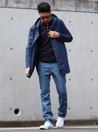 Какие дождевики носить с синими брюками чинос за 40 лет: Дождевик и синие брюки чинос прекрасно подходят для воплощения городского образа на будние дни. Незаурядные мужчины завершат лук белыми высокими кедами из плотной ткани.