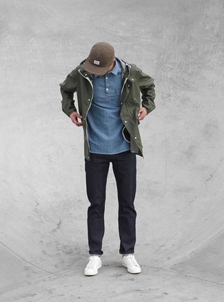 Как носить дождевик с джинсами мужчине: Образ из дождевика и джинсов поможет выглядеть по моде, а также подчеркнуть твой личный стиль. Пара белых низких кед из плотной ткани поможет сделать образ цельным.