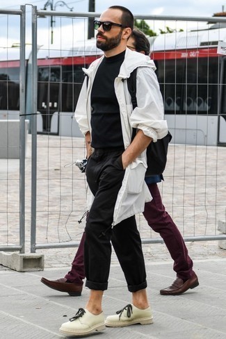 Модный лук: белый дождевик, черная футболка с круглым вырезом, черные брюки чинос, бежевые кожаные туфли дерби