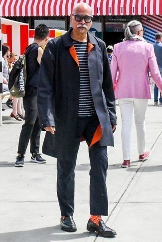 С чем носить оранжевые носки с принтом мужчине в стиле смарт-кэжуал: Если в одежде ты делаешь ставку на комфорт и практичность, темно-синий дождевик и оранжевые носки с принтом — замечательный выбор для расслабленного повседневного мужского ансамбля. Такой образ обретет свежее прочтение в паре с черными кожаными лоферами.