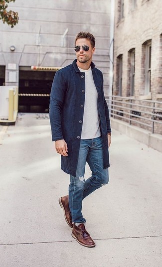 С чем носить синие джинсы мужчине в теплую погоду в спортивном стиле: Если в одежде ты делаешь ставку на комфорт и практичность, темно-синий дождевик и синие джинсы — превосходный выбор для привлекательного мужского ансамбля на каждый день. Любители свежих идей могут дополнить лук коричневыми кожаными ботинками дезертами, тем самым добавив в него толику строгости.