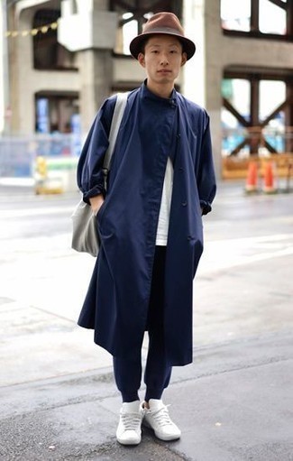 Какие низкие кеды носить с темно-синим дождевиком мужчине в стиле кэжуал: Сочетание темно-синего дождевика и темно-синих спортивных штанов особенно популярно среди ценителей комфорта. Вкупе с этим луком удачно выглядят низкие кеды.