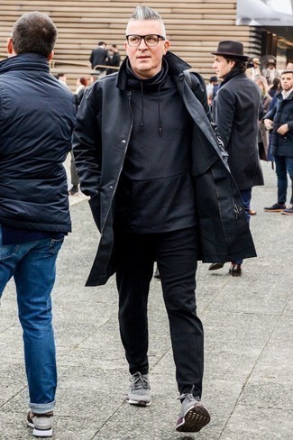 С чем носить черный худи за 50 лет мужчине: Черный худи и черные брюки чинос будет великолепной идеей для непринужденного лука на каждый день. Такой образ несложно адаптировать к повседневным условиям городской жизни, если закончить его серыми кроссовками.