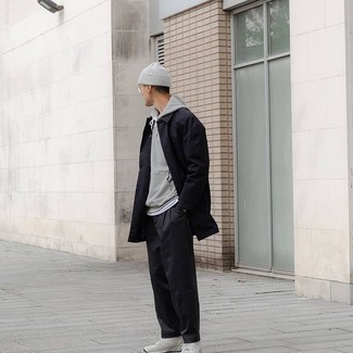 Как носить серый худи с серыми кроссовками в 20 лет мужчине в стиле кэжуал: Дуэт серого худи и черных брюк чинос вдохновляет на проявление собственной индивидуальности. Дополни ансамбль серыми кроссовками, если боишься, что он получится слишком строгим.