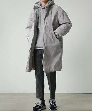 С чем носить темно-серые шерстяные брюки чинос в 30 лет: Серый дождевик и темно-серые шерстяные брюки чинос будет отличной идеей для простого образа на каждый день. Черные замшевые низкие кеды — идеальный выбор, чтобы закончить ансамбль.