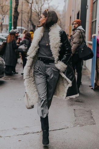 С чем носить серебряные брюки-галифе в 30 лет женщине в холод: Сочетание черно-белой дубленки и серебряных брюк-галифе позволит составить стильный и женственный лук. Пара черных замшевых полусапог очень просто вписывается в этот наряд.