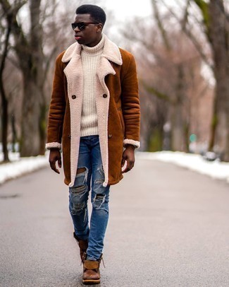 Какие дубленки носить с коричневыми повседневными ботинками в 30 лет мужчине зима в стиле кэжуал: Если ты ценишь удобство и функциональность, дубленка и синие рваные джинсы — великолепный вариант для стильного повседневного мужского образа. Весьма органично здесь будут смотреться коричневые повседневные ботинки. В студеную зимнюю пору особенно важны тепло и удобство. Подобный образ гарантирует и то, и другое без жертв по части модных тенденций.