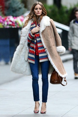 Как носить кардиган с туфлями в холод: Кардиган и темно-синие джинсы скинни — неотъемлемые вещи в арсенале стильной современной девушки. В этот образ легко интегрировать туфли.