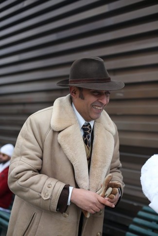 С чем носить оливковую шляпу за 50 лет мужчине в деловом стиле: Если в одежде ты ценишь комфорт и практичность, бежевая дубленка и оливковая шляпа — замечательный вариант для расслабленного повседневного мужского ансамбля.