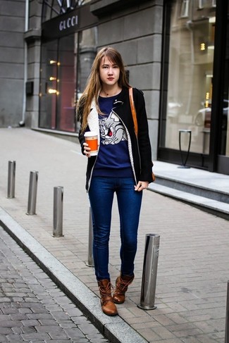 С чем носить темно-синий свитер с круглым вырезом с принтом в 30 лет женщине зима: Сочетание темно-синего свитера с круглым вырезом с принтом и темно-синих джинсов скинни позволит реализовать в твоем образе современный городской стиль. Коричневые кожаные ботинки на шнуровке — великолепный выбор, чтобы закончить лук. Сунуться на улицу, когда на дворе страшный холод, в таком ансамбле будет намного приятнее.