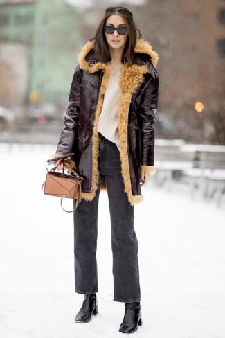 С чем носить темно-серые джинсы в 30 лет женщине в прохладную погоду: Лук из темно-красной дубленки и темно-серых джинсов позволит выглядеть по моде, а также выразить твою индивидуальность. Что же до обуви, можно закончить наряд черными кожаными ботильонами.