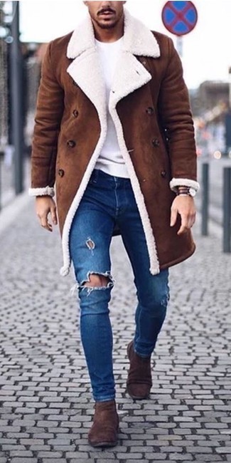 Как носить дубленку с джинсами мужчине: Такое лаконичное и комфортное сочетание базовых вещей, как дубленка и джинсы, полюбится парням, которые любят проводить дни в постоянном движении. Теперь почему бы не привнести в повседневный лук толику изысканности с помощью темно-коричневых замшевых ботинок челси?