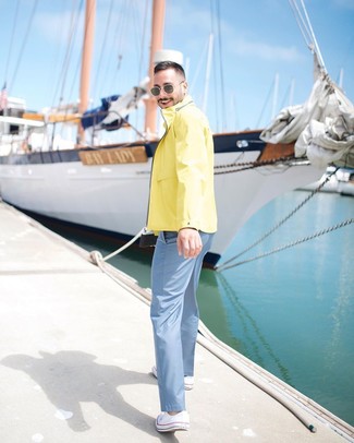 Модный лук: желтая ветровка, голубые брюки чинос, белые низкие кеды из плотной ткани