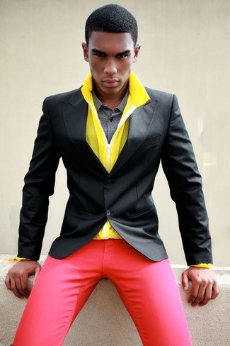 Как носить желтую ветровку с красными брюками чинос: Желтая ветровка и красные брюки чинос надежно обосновались в гардеробе современных мужчин, позволяя составлять яркие и стильные луки.