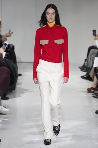 Модный лук: желтая водолазка, красная классическая рубашка, белые классические брюки, черные кожаные ботильоны