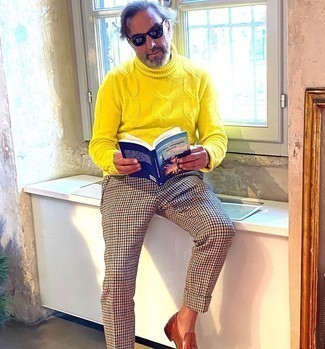 С чем носить желтую водолазку за 50 лет мужчине в теплую погоду: Желтая водолазка в сочетании с разноцветными шерстяными брюками чинос с узором "гусиные лапки" не прекращает импонировать стильным молодым людям. Этот образ получает свежее прочтение в паре с табачными кожаными лоферами.