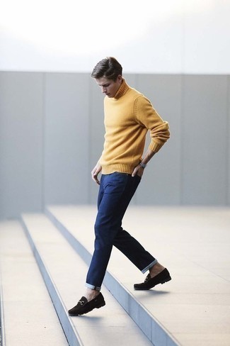 С чем носить темно-коричневые лоферы в 20 лет мужчине осень: Сочетание желтой шерстяной вязаной водолазки и темно-синих джинсов позволит выглядеть по моде, но при этом выразить твой индивидуальный стиль. Хотел бы сделать образ немного элегантнее? Тогда в качестве обуви к этому образу, выбери темно-коричневые лоферы. Уверены, это классное тандем в ласковый осенний денек.