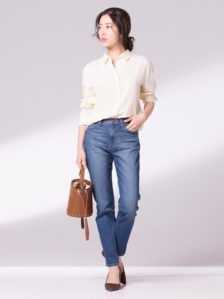 Модный лук: желтая классическая рубашка, синие джинсы, темно-коричневые замшевые туфли, коричневая кожаная сумка-мешок