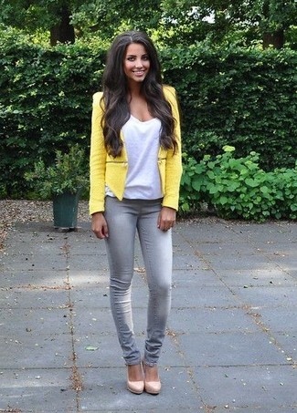 С чем носить желтую косуху женщине в теплую погоду: Желтая косуха и серые джинсы скинни гармонично впишутся в лук в стиле кэжуал. В тандеме с этим образом выигрышно смотрятся бежевые кожаные туфли.